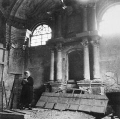zdevastovaný interiér synagogy