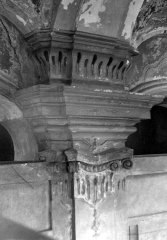 detail hlavice pilastru mezi arkádami