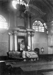 aron ha-kodeš na východní stěně synagogy