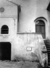 mužský a ženský vstup na západní straně synagogy