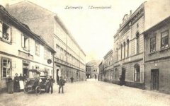 historické foto synagogy (v řadě domů vpravo)