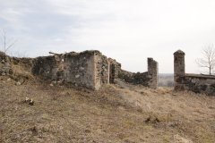 vedlejší vstup na hřbitov a zbytky hřbitovní budovy