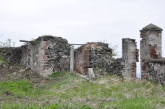 obvodní zdivo budovy na hřbitově