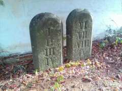 desatero ze synagogy v Malíně je dnes na hřbitově v Malešově