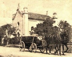 dobová pohlednice vsi se synagogou - výřez