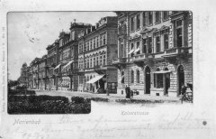 dobová pohlednice města se synagogou (vlevo v řadě domů)