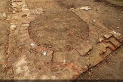 zbytky zdiva synagogy odhalené při archeologickém průzkumu