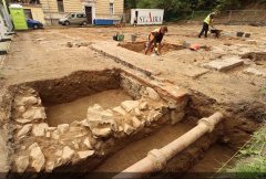 zbytky zdiva synagogy odhalené při archeologickém průzkumu