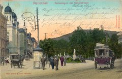 dobová pohlednice města se synagogou (v levé řadě domů)