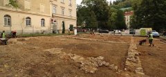 zbytky zdiva synagogy odhalené při archeologickém průzkumu