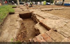 zbytky zdiva synagogy odhalené při archeologickém průzkumu