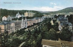 historická pohlednice města se synagogou (vlevo)