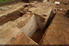 zbytky zdiva synagogy odhalené při archeologickém průzkumu