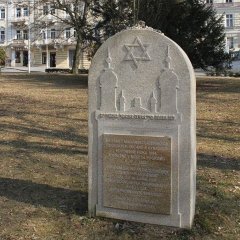 pamětní deska vypálené synagogy a obětí holocaustu