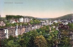 historická pohlednice města se synagogou (vlevo)