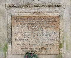 pamětní deska v místě zničené synagogy