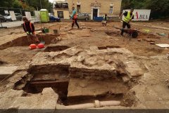 zbytky zdiva synagogy odhalené při archeologickém průzkumu