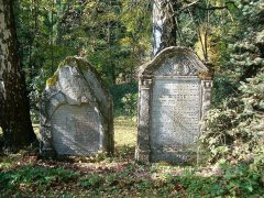 dva zachované náhrobky, nyní na hřbitově v Mariánských Lázních