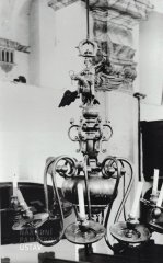 detail bronzového lustru