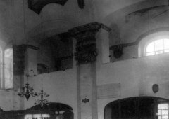 jižní stěna synagogy s průhledy na galerii pro ženy