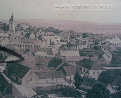 celkový pohled na město se synagogou (světlá budova zcela vpravo, s věžičkou)