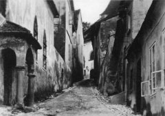 vstupní portál synagogy (vlevo)