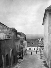 ulice u synagogy (vpravo)