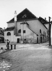 západní průčelí s přístavbou schodišť na galerii pro ženy