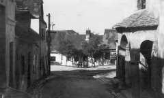 vstupní portál synagogy (vpravo)