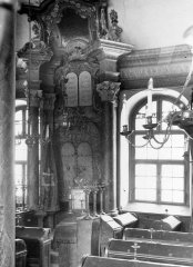 barokní aron ha-kodeš na východní stěně synagogy