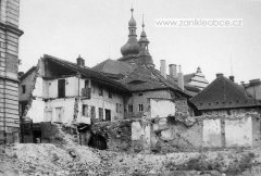 bourání synagogy (zplanýrovaný prostor v popředí)