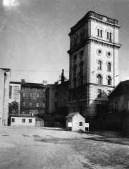 synagoga zcela vpravo pod vodárenskou věží