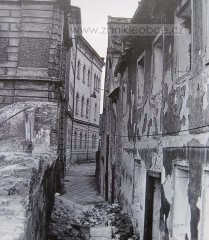 bourání synagogy (zcela vlevo zbytek zdí)