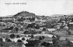 dobová pohlednice města se synagogou (za domem s pěti okny u rybníka)