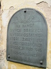 pamětní deska na domě postaveném na místě zaniklé synagogy