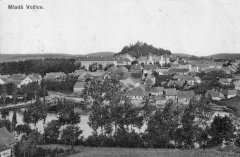 dobová pohlednice města se synagogou (za domem s pěti okny u rybníka)