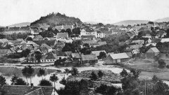 dobová pohlednice města se synagogou (za domem s pěti okny u rybníka)