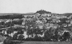 dobová pohlednice města se synagogou (za domem s pěti okny u rybníka)