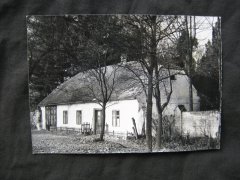 hrobnický domek s márnicí a vozovnou pohřebního vozu (vlevo); zbořen v roce 1984