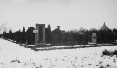 historické foto hřbitova (vpravo v pozadí krematorium na ústředním hřbitově) 