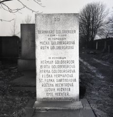 jeden z náhrobků na zrušeném hřbitově