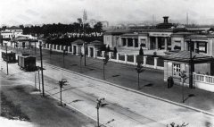 hřbitov v pozadí, zcela vlevo v pozadí přístupová brána hřbitova (vpravo v popředí přístupová brána zaniklého ústředního hřbitova)