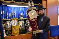 rabín Yechezkel Mandelbaum v londýnském Kingstonu se svitkem tóry pocházejíci z ostravské synagogy