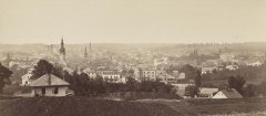 historické foto města se synagogou (vpravo od středu)