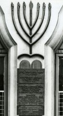 pamětní deska na místě synagogy - detail