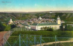 dobová pohlednice města - zelená střecha synagogy je nad levým bočním křídlem zámku