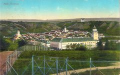 dobová pohlednice města - zelená střecha synagogy je nad levým bočním křídlem zámku