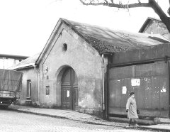 márnice (obřadní síň), vlevo hrobnický domek