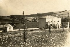 plocha nového hřbitova s márnicí (vlevo) a obřadní síní