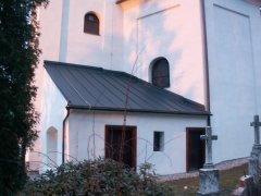přístavek u pravé zadní části kostela